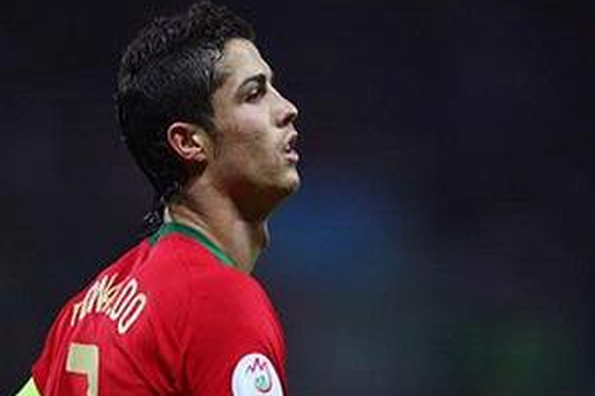 Cristiano Ronaldo menjadi isu terbesar dalam transfer window musim ini. Dia terus menjadi kontroversi apakah akan indah ke Real Madrid atau tidak.