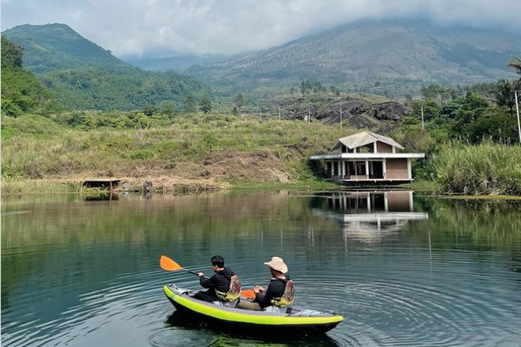 Ilustrasi kayak di tepi danau dengan pemandangan Gunung Guntur di Balong, Garut