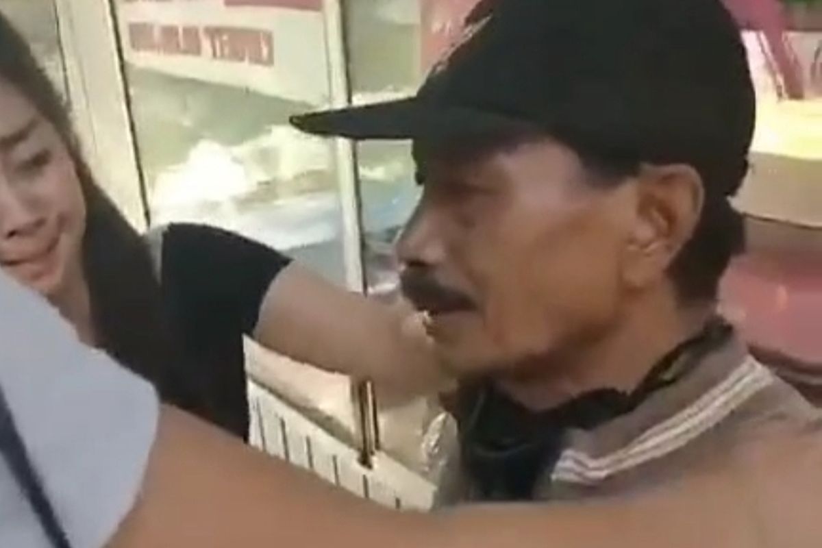 Tukang Ojek bernama Puji Santoso menangis setelah motornya dibawa kabur penumpang yang mengaku anggota intel, Rabu (30/7/2020).