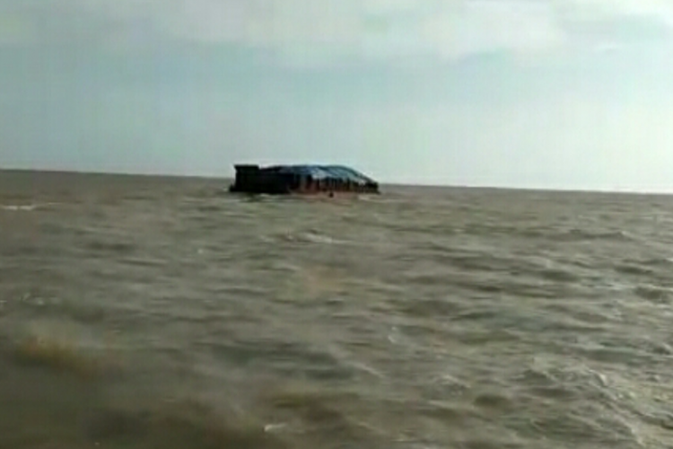Kapal pengangkut semen yang tenggelam di perairan Bengkalis, Riau, Minggu (27/1/2019) dini hari. 