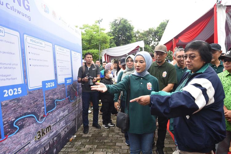 Menteri LHK Indonesia Siti Nurbaya Bakar bersama Dirut Pertamina Nicke Widyawati melihat papan edukasi Gerbang Biru Ciliwung saat acara Festival Ciliwung 2024 di Omah Maja, Margonda, Depok, Sabtu (15/6/2024).