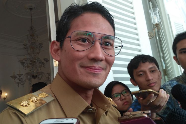 Wakil Gubernur DKI Jakarta Sandiaga Uno mengenakan kacamata buatan pengusaha UKM. Foto diambil di Balai Kota DKI Jakarta, Jalan Medan Merdeka Selatan, Senin (23/10/2017).  