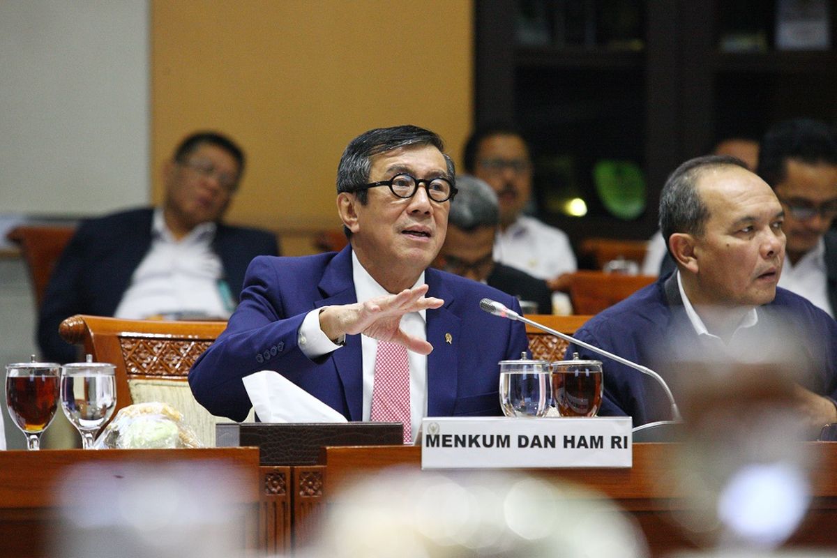 Menteri Hukum dan Hak Asasi Manusia (Menkum Ham) Yasonna Laoly (tengah) didampingi Jajarannya mengikuti Rapat Kerja (Raker) dengan Komisi III DPR, di Kompleks Parlemen, Senayan, Jakarta, Kamis (28/11/2019). Raker tersebut membahas Rencana Strategis Kementerian Hukum dan HAM dan Hasil pemeriksaan BPK semester I tahun 2019 dan tindak lanjut rencana undang - undang. ANTARA FOTO/Reno Esnir/ama.