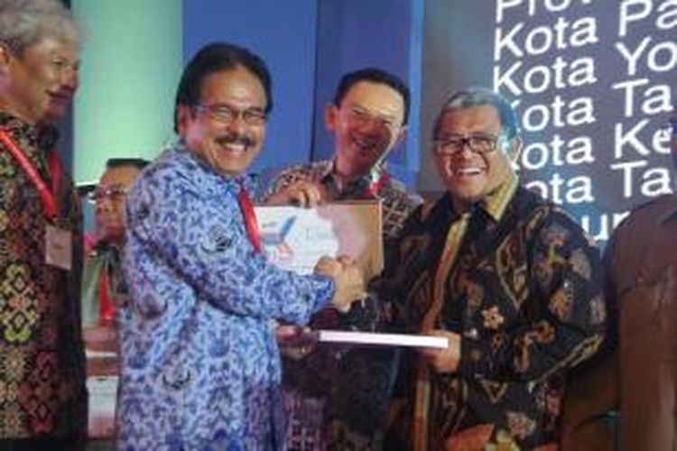 Menneg Bappenas Sofyan Djalil (kedua kiri) memberikan penghargaan E-Procurement Award 2015 antara lain kepada Gubernur Jabar Ahmad Heryawan (kanan) dan Gubernur DKI Jakarta Basuki Tjahaja Purnama.