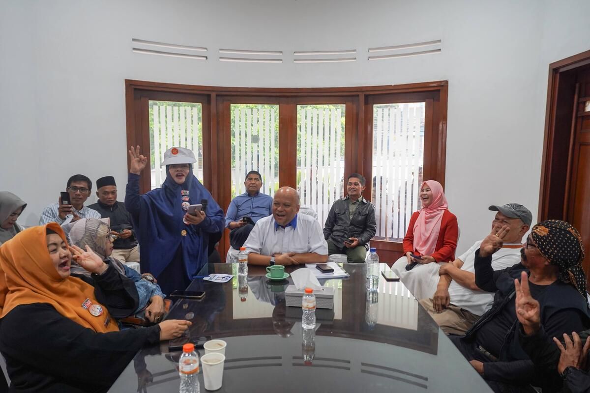 Cawagub Jabar nomort urut 3, Ilham Habibie bertemu dengan sejumlah relawan di Sekber Pasangan ASIH, Jalan Diponegoro, Kota Bandung, Senin (4/11/2024).