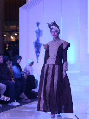 Koleksi busana Lentera yang dipamerkan pada Palembang Fashion Week 2018, Minggu (1/4/2018).