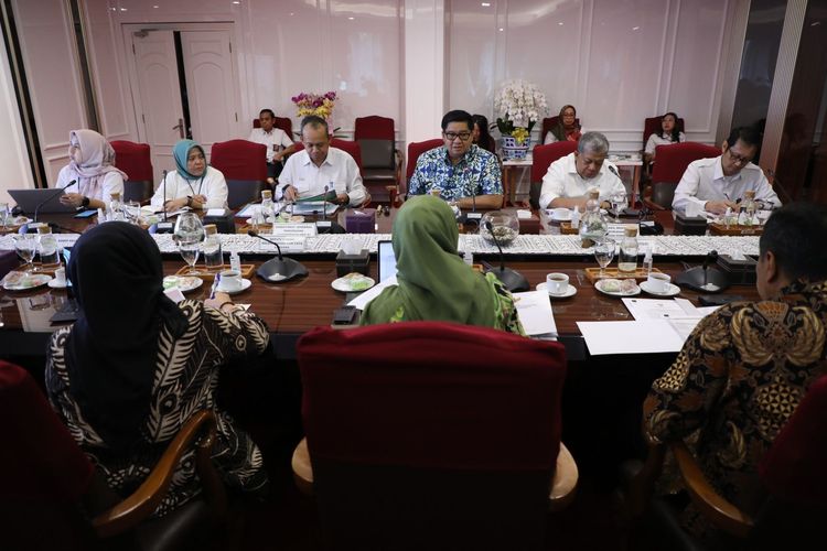 Menpan-RB Rini Widyantini bertemu Menteri PKP Maruarar Sirait di Kantor Kemenpan-RB, Jakarta, Kamis (31/10/2024).