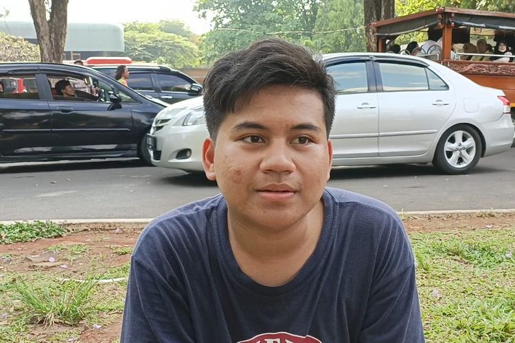 Anggito (23), salah seorang pengunjung TMII yang ditemui pada Sabtu (22/4/2023). Warga Jakarta Selatan itu mengaku memang ingin piknik di kawasan TMII bersama dengan keluarganya.