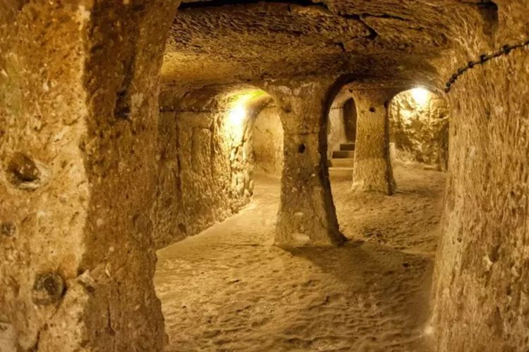 Derinkuyu terdiri dari 18 tingkatan terowongan yang berada 85 meter di bawah permukaan tanah.


