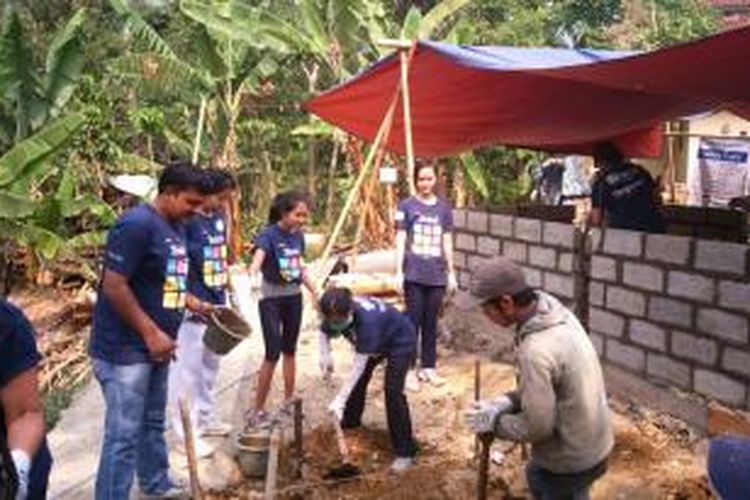 Anak-anak muda dari berbagai latar belakang memelopori pembangunan rumah untuk kalangan berpenghasilan rendah di Kabupaten Bogor, dan Surabaya.