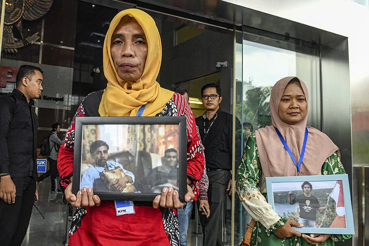 Keluarga Almarhum Randi dan Yusuf berjalan membawa foto korban usai melakukan pertemuan tertutup di gedung KPK, Jakarta, Kamis (12/12/2019). Kedatangan mereka dalam rangka meneruskan aspirasi yang diperjuangkan oleh Randi dan Yusuf dalam aksi unjuk rasa yang kemudian merenggut nyawa mereka.