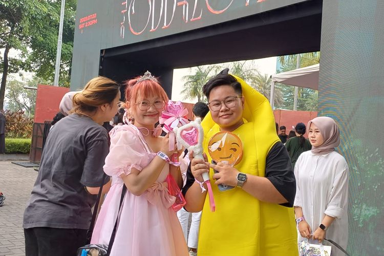 Penonton konser Taeyeon SNSD The Odd of Love asal Vietnam bernama Linni dan Pin memakai kostum pisang dan gaun pink, di ICE, BSD, Tangerang Selatan, Sabtu (22/7/2023).