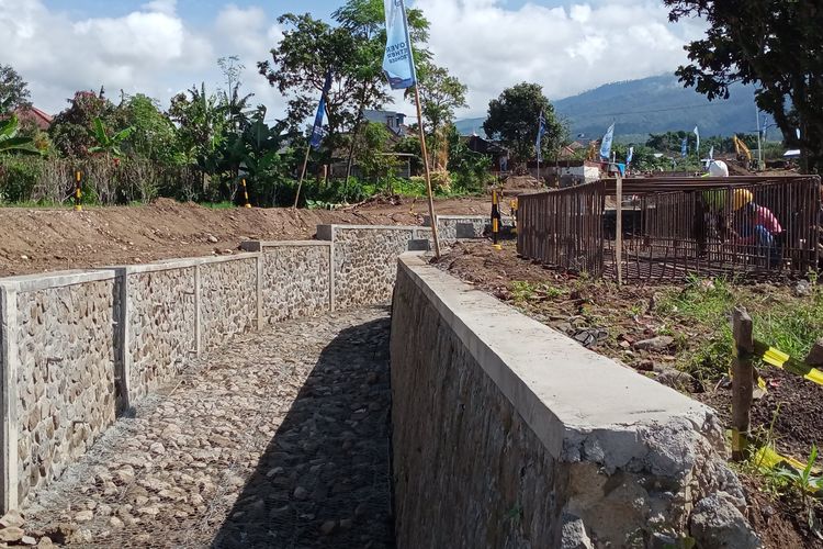 Pengerjaan normalisasi sungai di salah satu titik yang berada di Desa Bulukerto, Kota Batu, Jawa Timur pasca banjir bandang terus dilakukan hingga saat ini.