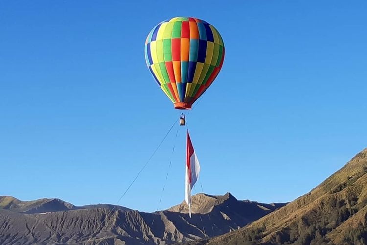 Balon udara dari Indonesia Terbang mengudara di atas Gunung Bromo