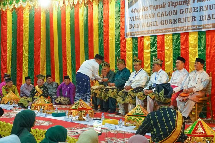 Lembaga Adat Melayu (LAM) Riau yang melaksanakan tepuk tepung tawar kepada Pasangan Calon (Paslon) Gubernur dan Wakil Gubernur Riau di Balai LAM Riau, Senin (23/9/2024).
