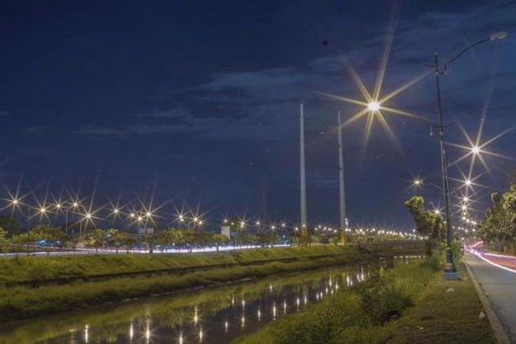 Ilustrasi: Lampu penerangan jalan menyala di sekitar menara saluran udara tegangan ekstra tinggi (sutet) 500 kilovolt milik PT Perusahaan Listrik Negara di Kanal Timur, Duren Sawit, Jakarta Timur.