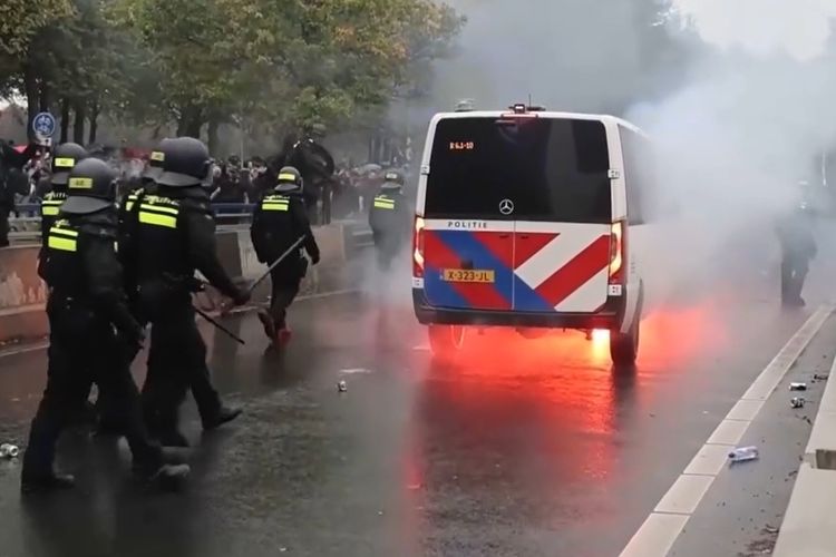 Demo di Belanda yang berubah ricuh hingga massa bentrok dengan polisi pada Sabtu (20/9/2025).