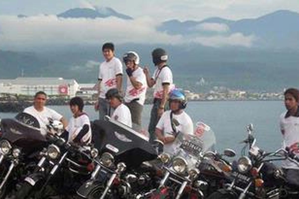 Menikmati senja di Pantai Boulevard, Manado, Sulawesi Utara.