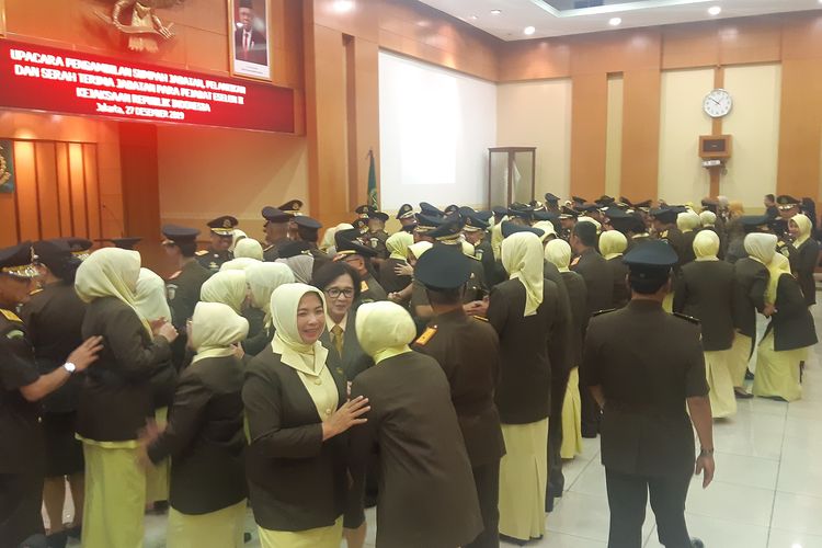 Puluhan Kepala Kejaksaan Tinggi (Kajati) dan pejabat eselon II menjalani pelantikan di Kantor Kejaksaan Agung (Kejagung), Jakarta, Jumat (27/12/2019).