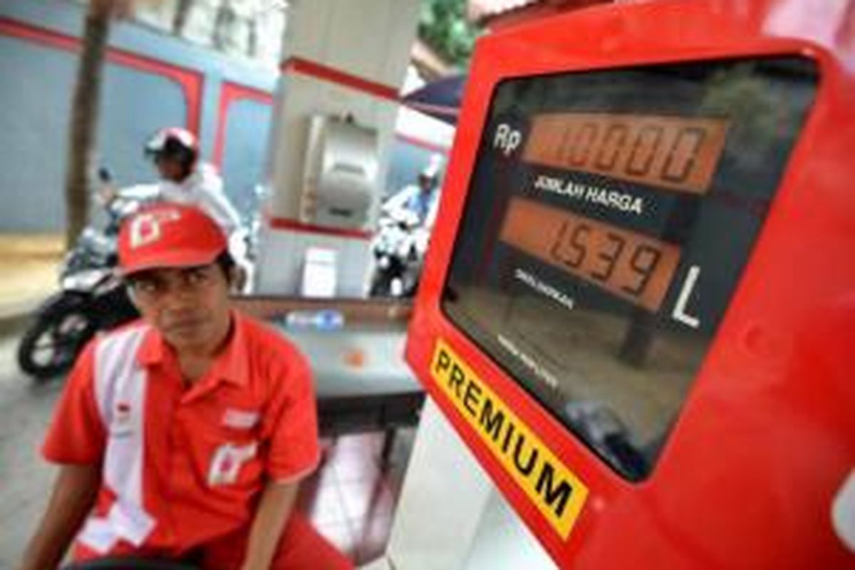 Pengendara motor mengantre di SPBU untuk mengisi bahan bakar minyak (BBM) jenis premium, di Bali, Selasa (26/8/2014). Kelangkaan BBM mulai muncul di beberapa daerah menyusul wacana kenaikan harga BBM karena komsumsi BBM melebihi batas maksimal 46 juta kiloliter.