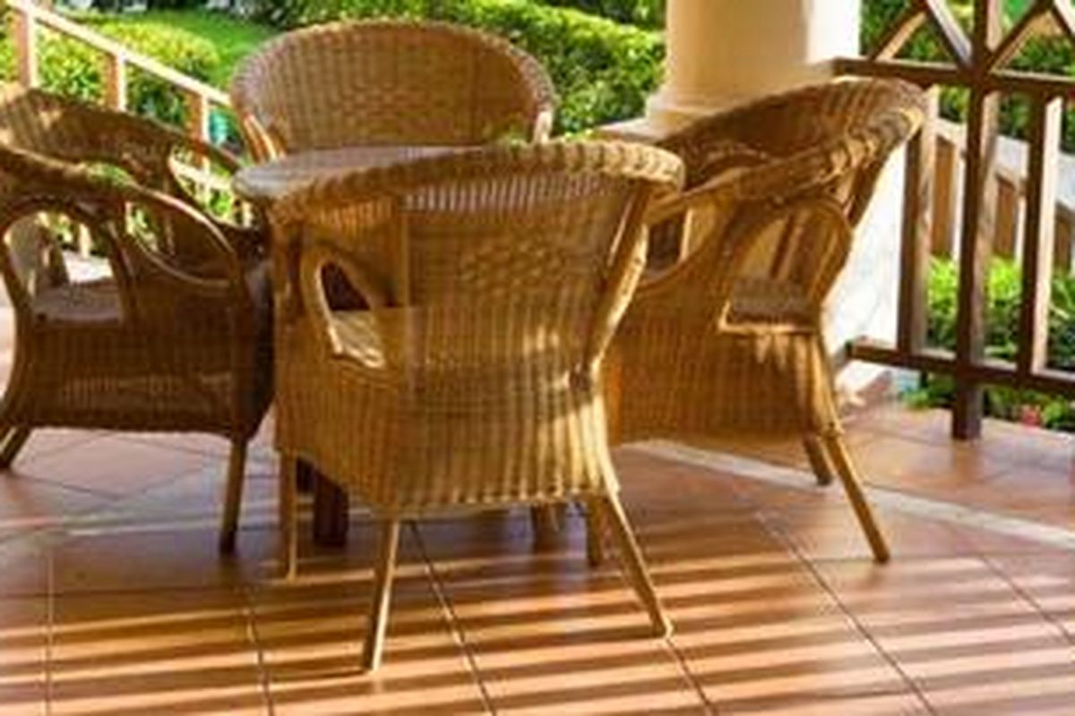 Agar tak merusak kebersihan teras, cara termudah memang pada halaman diperkeras atau diberi paving. Namun, bila halaman tetap tanah, Anda dapat memberi taburan batu koral di sekelilingnya.