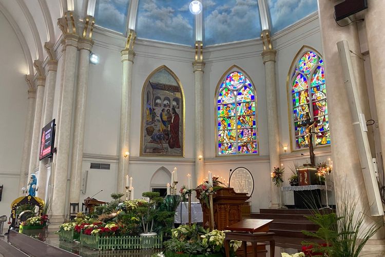 Altar Gereja Kelahiran Santa Perawan Maria Surabaya yang merupakan tertua di Jawa Timur nampak cantik saat Natal 25 Desember 2024 