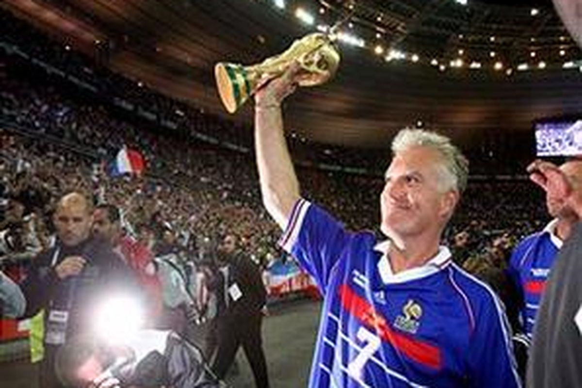 Pemain Perancis, Didier Deschamps mengangkat Piala Dunia 1998. Perancis menjadi tuan rumah terakhir yang menjuarai Piala Dunia.