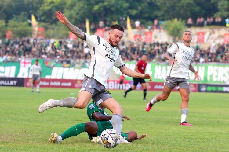 Pemain Persib Bandung Marc Klok melewati pemain Persebaya Surabaya saat pertandingan pekan ke-30 Liga 1 2022-2023 yang berakhir dengan skor 2-2 di Stadion Gelora Joko Samudro Gresik, Senin (13/3/2023) sore.