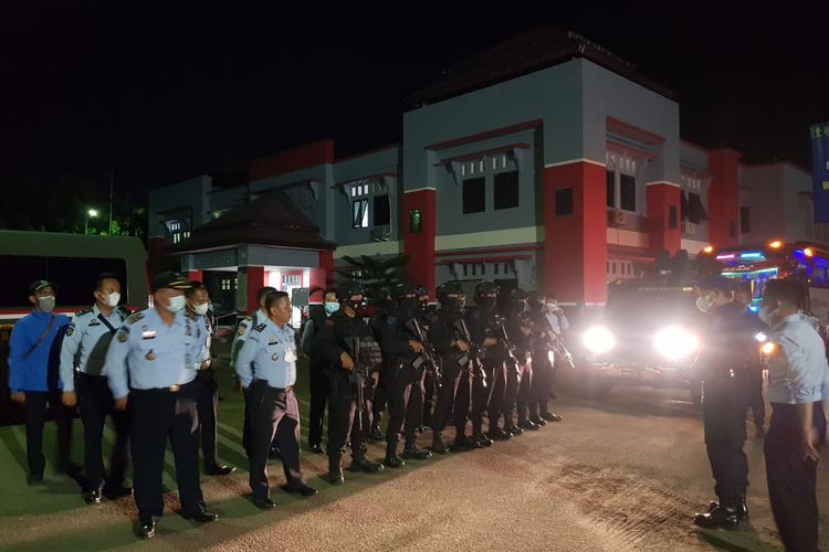 Sebanyak 58 orang Narapidana yang berasal dari Lembaga Pemasyarakatan (Lapas) di Banten dipindahkan ke Lapas Nusakambangan, Selasa (25/1/2022) malam.