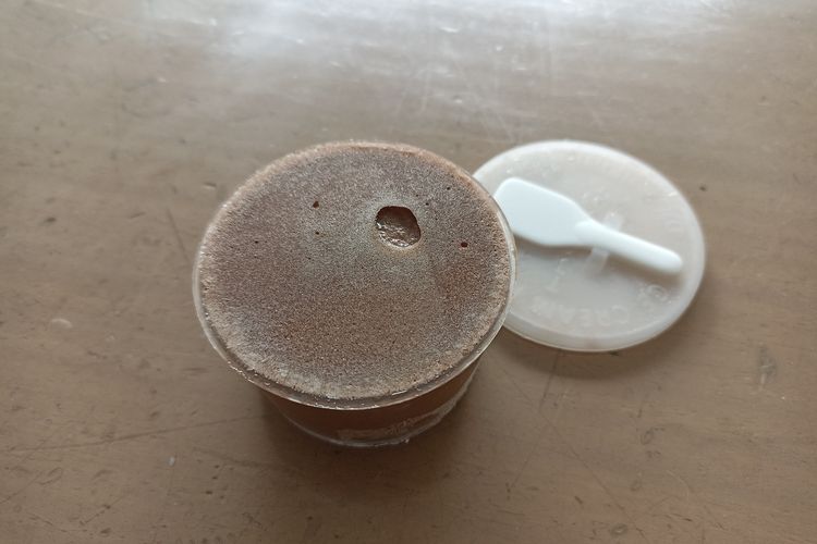 Es Krim Tjanang varian cokelat yang Kompas.com cicipi pada Sabtu (10/5/2025). Es Krim Tjanang merupakan toko es krim legendaris di Cikini, Jakarta Pusat.