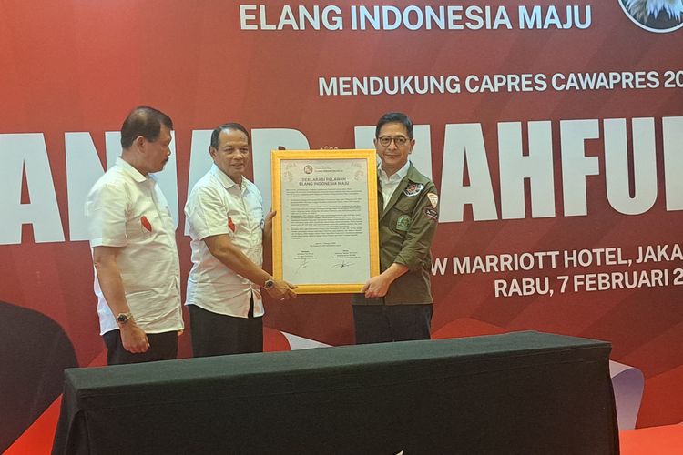 Purawirawan TNI Angkatan Udara yang tergabung dalam Elang Indonesia Maju menyerahkan deklarasi dukungan untuk pasangan calon nomor urut 3, Ganjar Pranowo-Mahfud MD, kepada Ketua TPN Ganjar-Mahfud Arsjad Rasjid di kawasan Kuningan, Jakarta, Rabu (7/2/2024).