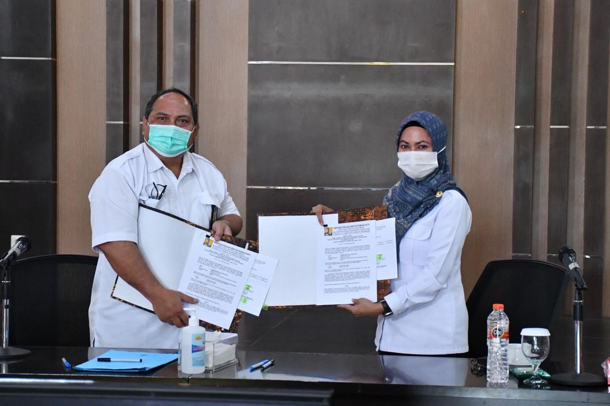 Bupati Luwu Utara Indah Putri Indriani (kiri) dan Kepala Balai Besar Pelaksanaan Jalan Nasional Provinsi Sulawesi Selatan Muhammad Insal U Maha (kanan) menunjukkan dokumen Memorandum of Understanding (MoU) Pinjam Pakai Barang Milik Negara antara Kepala Balai Besar Pelaksanaan Jalan Nasional Provinsi Sulawesi Selatan dan Bupati Kabupaten Luwu Utara, Kamis (7/1/2020).