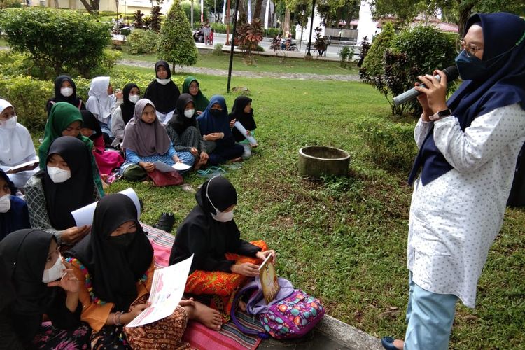 Didampingi wali murid, para siswa mendapatkan edukasi untuk merawat organ reproduksi hingga terhindar dari risiko kanker yang dihadapi perempuan, seperti kanker rahim (serviks) dan kanker payudara.
