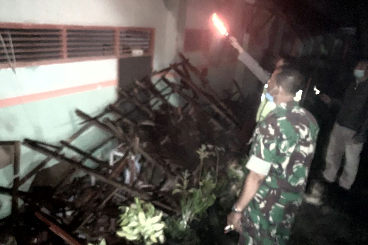 Atap teras SDN Tegalasri 4, Kecamatan Wlingi, Kabupaten Blitar roboh setelah diguyur hujan lebat pada Selasa (10/5/2022) sore