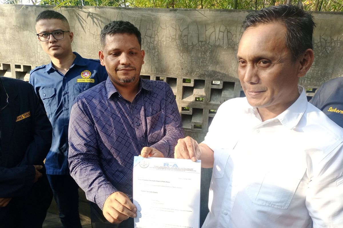 Ketua Karang Taruna Provinsi Sumut Dedi Dermawan Milaya (kemeja putih) usai mendaftarkan gugatannya ke PTUN Medan, Senin (9/1/2023). Dia tidak terima diganti sepihak dari jabatannya oleh Gubernur Sumut Edy Rahmayadi