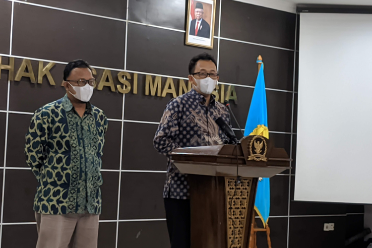 Komisioner Komnas HAM Beka Ulung Hapsara saat konferensi pers setelah pemeriksaan ajudan dan asisten rumah tangga Irjen Pol Ferdy Sambo terkait kasus kematian Brigadir J di Kantor Komnas HAM, Jakarta Pusat, Senin (1/8/2022).