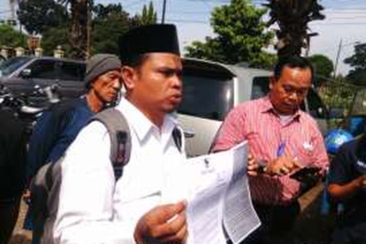Koordinator aksi, yang mengaku ditunjuk Forum RT/RW se-Jakarta Timur, Anas Saibu saat diwawancarai awak media di TPU Kebon Nanas, Jatinegara, Jakarta Timur terkait undangan terbuka menolak kehadiran Ahok pada peresmian RPTRA di Rusun Cibesel. Selasa (23/8/2016).