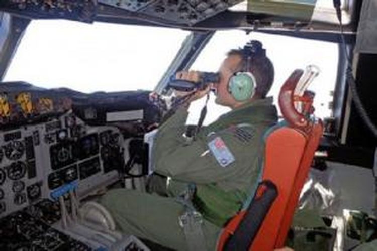 Seorang pilot di pesawat patroli AP-3C Orion sedang berusaha mencari keberadaan pesawat MH370