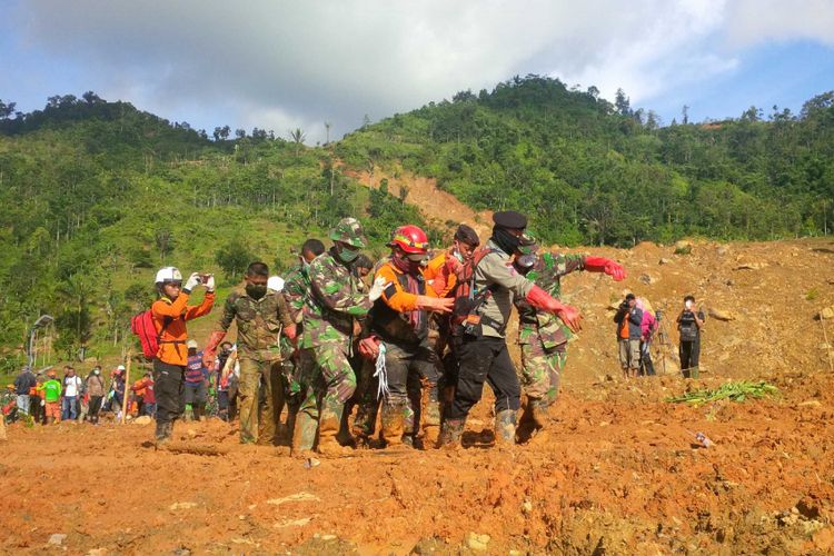  Tim SAR gabungan mengevakuasi jenazah saat melintas lumpur dari tanah longsor di Dusun Cimapag, Desa Sirnaresmi, Kecamatan Cisolok, Sukabumi, Jawa Barat, Jumat (4/1/2019).