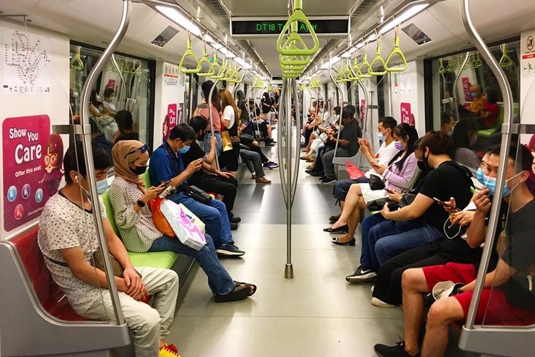 Keramaian komuter yang memakai masker di dalam MRT Singapura yang melintas di distrik Telok Ayer yang terletak di pusat kota, Sabtu sore (03/10/2020). Angka infeksi harian Covid-19 di Singapura menyentuh satu digit tepatnya 6 kasus untuk pertama kalinya dalam 7 bulan terakhir.