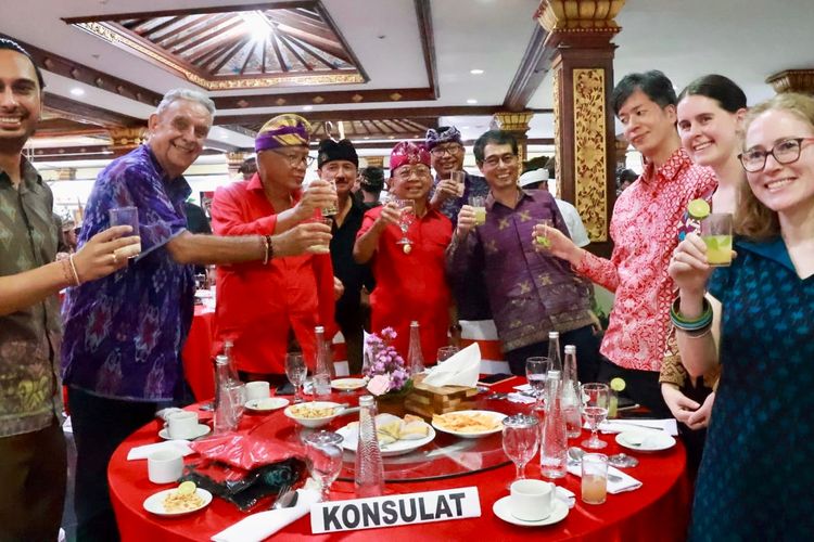 Gubernur Bali, Wayan Koster bersulang minuman arak Bali bersama sejumlah delegasi luar negeri.