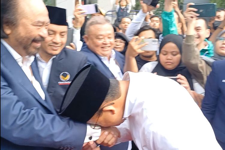 Bacapres Koalisi Perubahan Anies Baswedan mencium tangan Ketua Umum Partai Nasdem Surya Paloh di DPP Partai Nasdem, Jakarta Pusat, Kamis (19/10/2023).