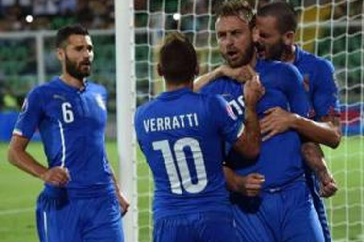Daniele de Rossi saat merayakan golnya ke gawang Bulgaria pada lanjutan laga Grup H Kualifikasi Piala Eropa 2016 di Palermo, Minggu atau Senin (7/9/2015) dini hari WIB. 