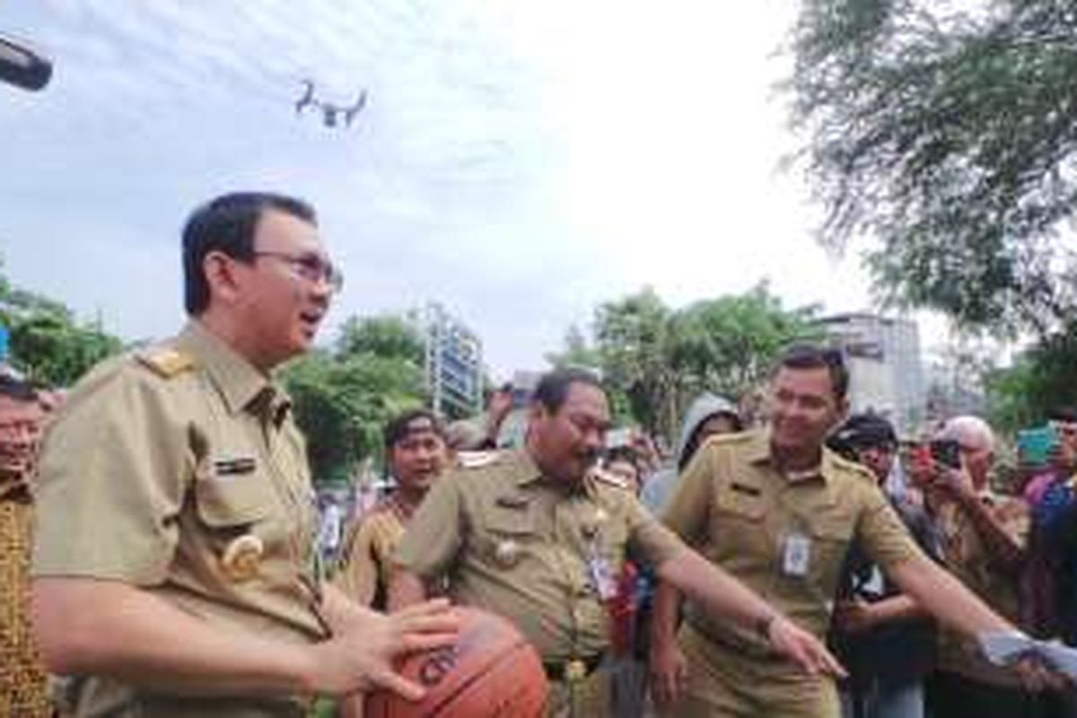 Gubernur DKI Jakarta Basuki Tjahaja Purnama saat bermain basket di ruang publik terpadu ramah anak (RPTRA)  Krendang, Jakarta Barat, Rabu (3/2/2016).