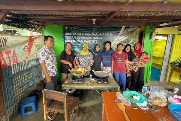Tim dosen UMM membantu digitalisasi pemasaran penjual jamu di Malang