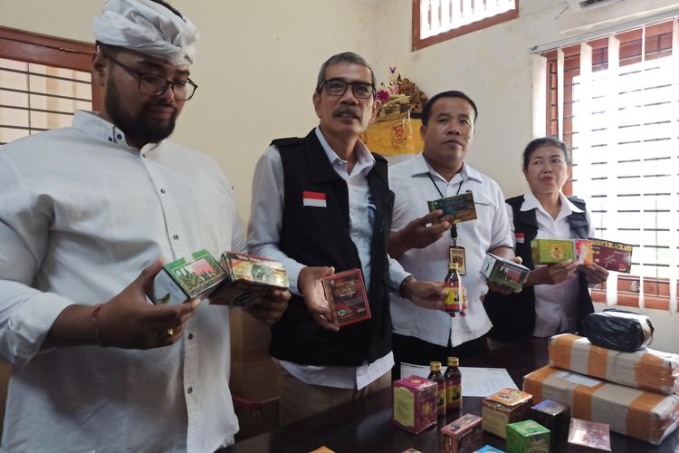 Badan Pengawasan Obat dan Makanan (BPOM) Denpasar bersama Ditreskrimsus Polda Bali,  saat merilis pengungkapan kasus praktik penjualan obat kuat tradisional di kantor BPOM Denpasar, pada Rabu (8/4/2024). Kompas.com/ Yohanes Valdi Seriang Ginta