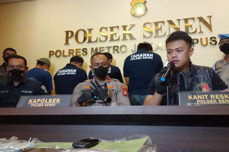 Polsek Senen menggelar konferensi pers terkait penangkapan lima orang terkait kasus peredaran narkoba jenis sabu-sabu dengan berat 555,49 gram dalam kurun waktu dua minggu terakhir, di Mapolsek Senen, Senin (3/10/2022).