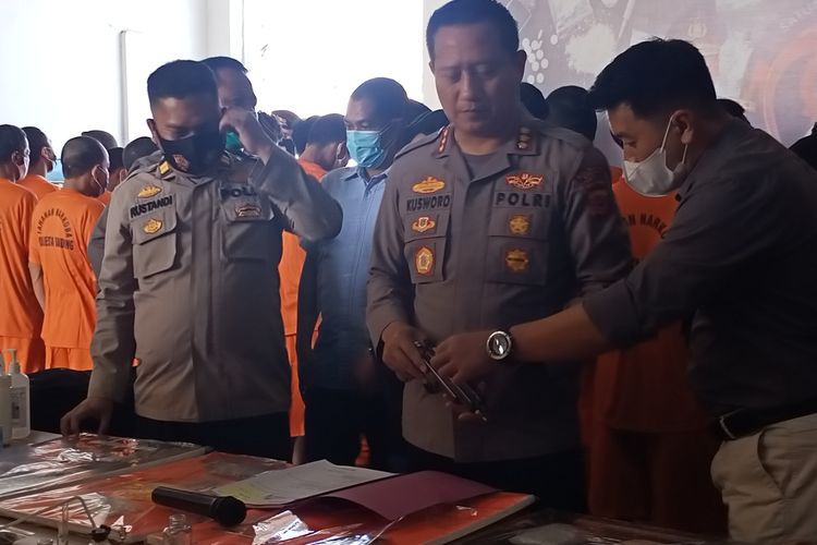 Satresnarkoba Polresta Bandung berhasil mengamankan pengedar obat-obatan extacy serta pengedar inex jenis minion yang berasal dari China.