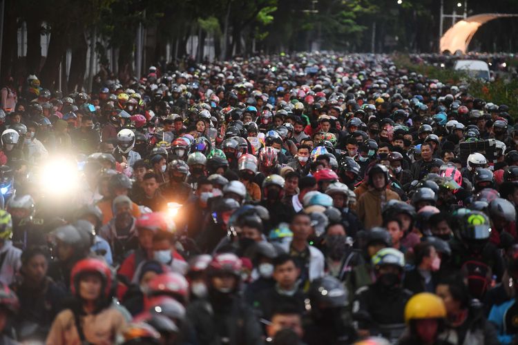 Pemudik bersepeda motor antre untuk memasuki Pelabuhan Merak di Banten, Sabtu (30/4/2022). Pelabuhan Merak dipadati puluhan ribu pemudik berkendaraan roda.