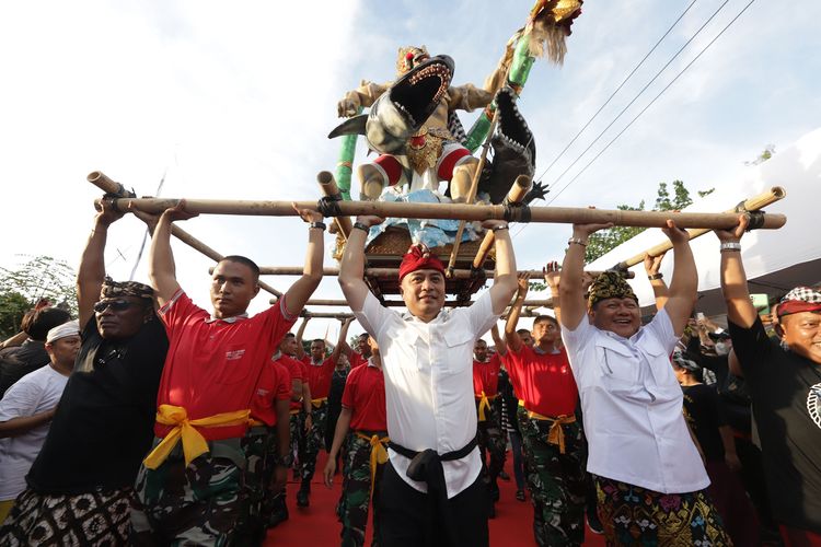 Ilustrasi Perayaan Pawai Seni Ogoh-Ogoh di Balai Kota Surabaya